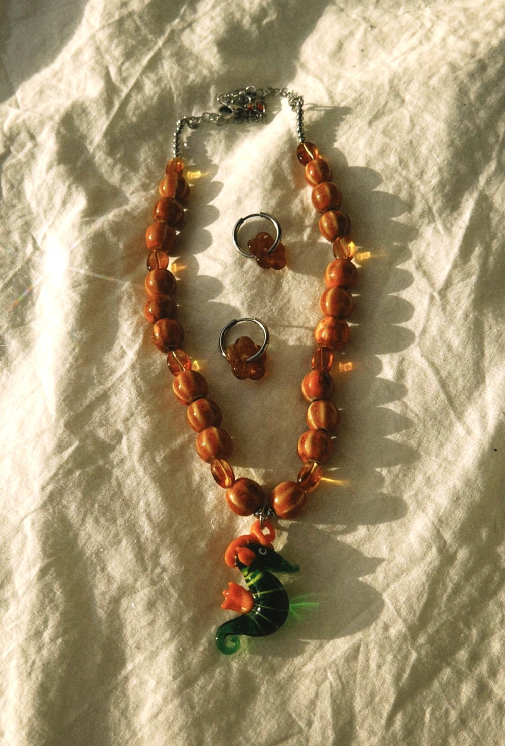 pack de collar con dije de vidrio soplado y pendientes de acero y piedras, super artesanal y únicos