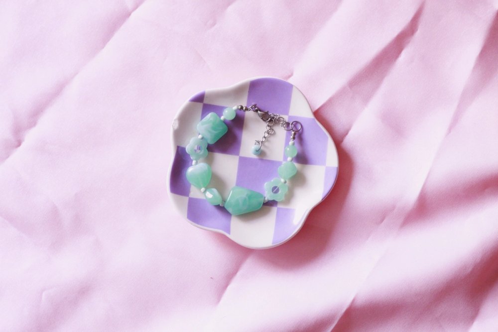 pulsera de cuentas de plástico en tonos celestes