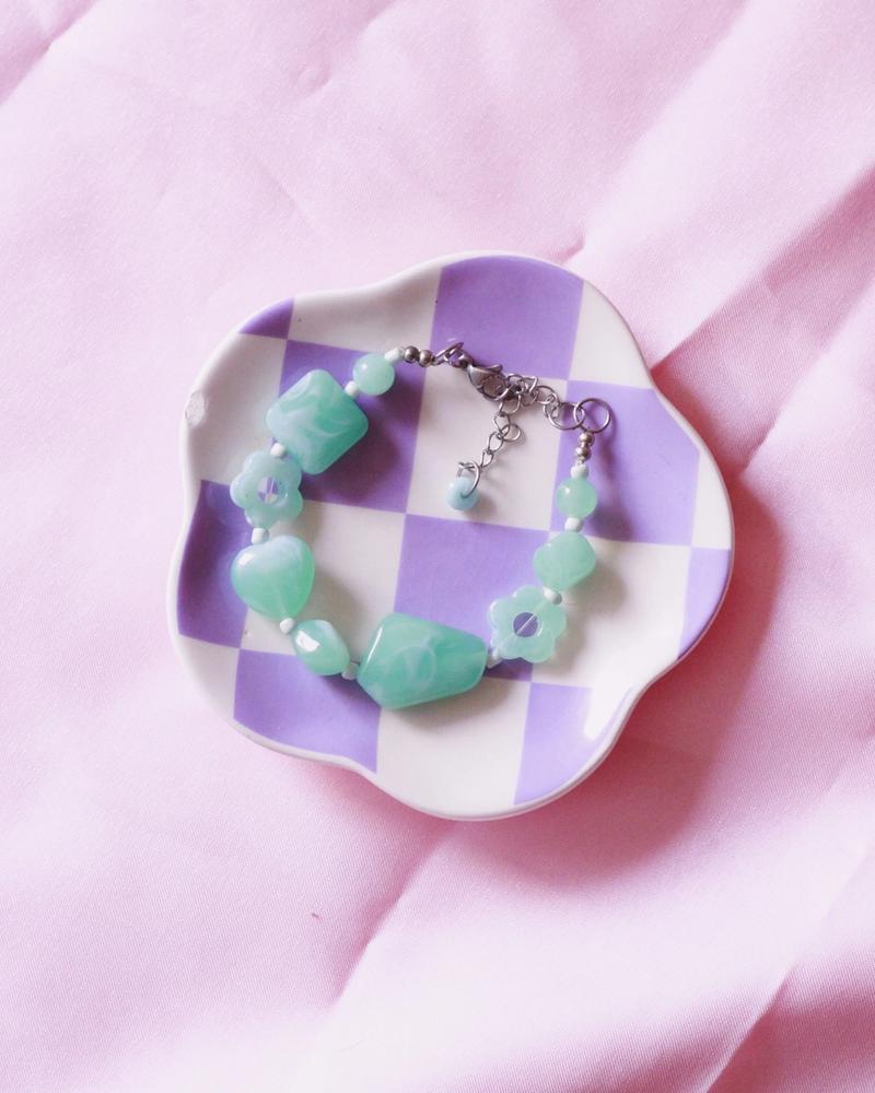 pulsera de cuentas de plástico en tonos celestes