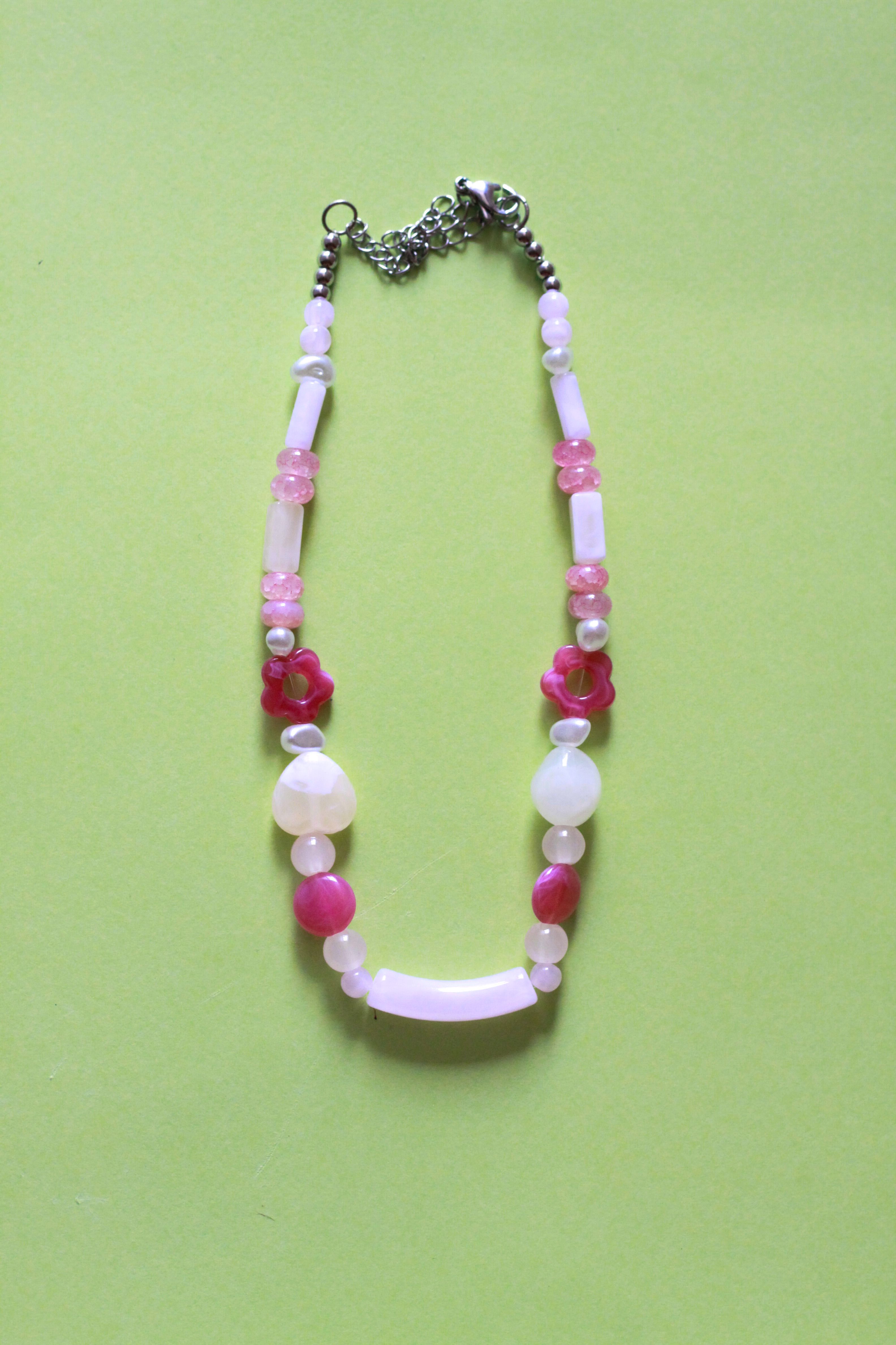 collar de piedras y cuentas en rosa y fucsia con cadena de acero inoxidable