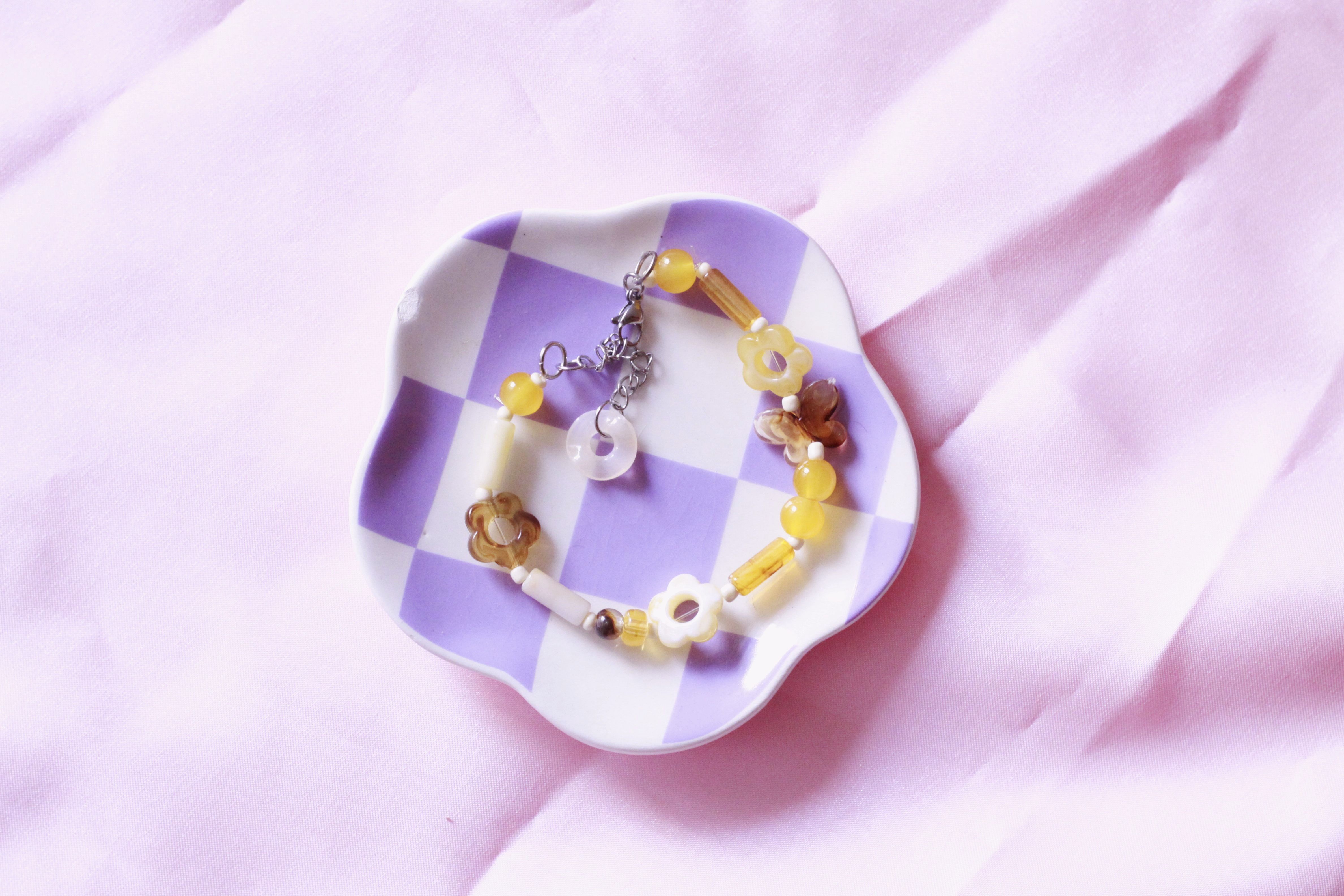 pulsera de cuentas de plástico en tonos amarillos