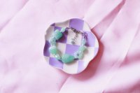 pulsera de cuentas de plástico en tonos celestes