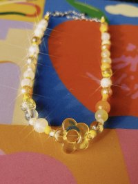 collar amarillo con cadena de acero