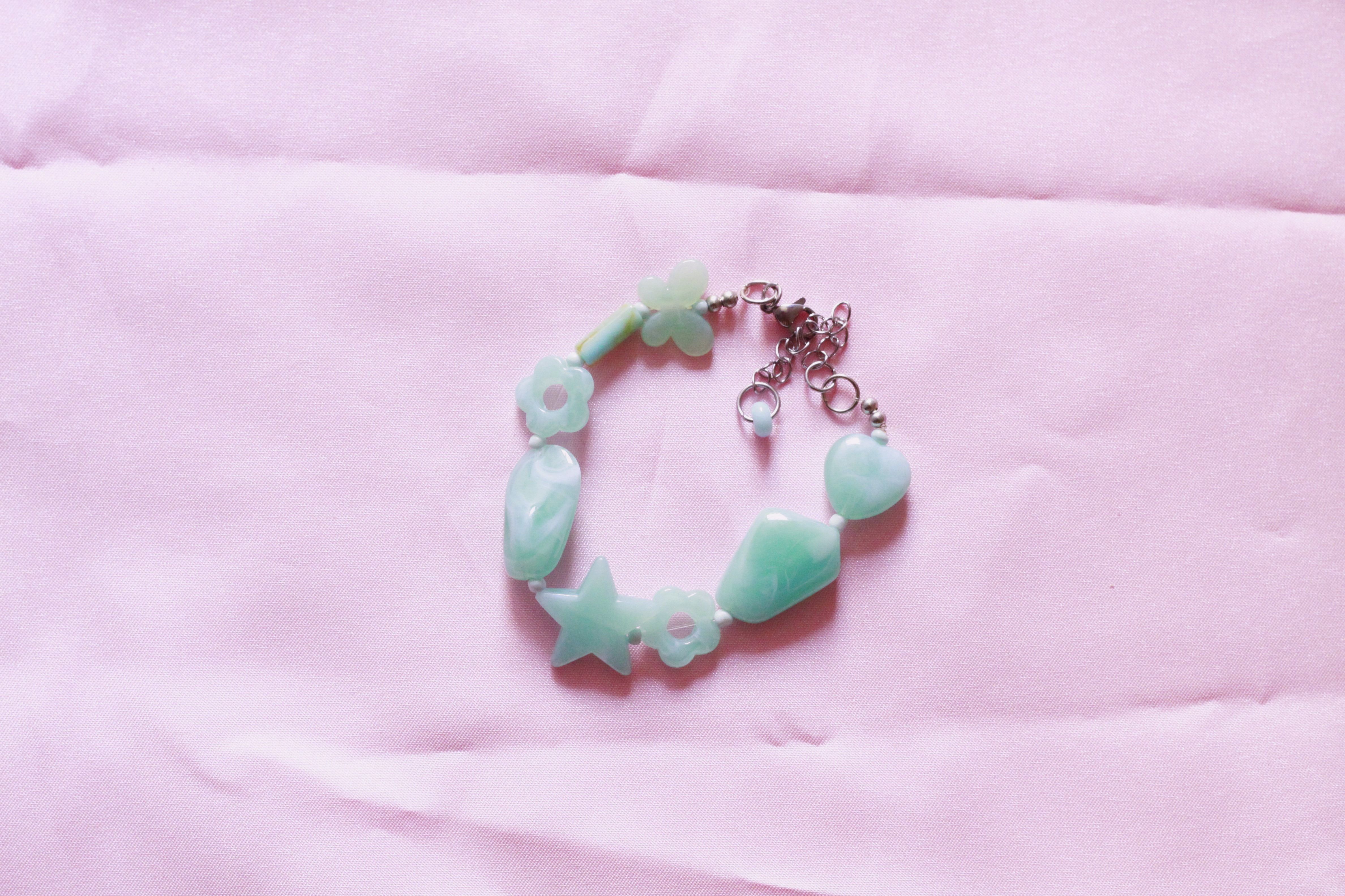 pulsera de cuentas de plástico en tonos celestes 
