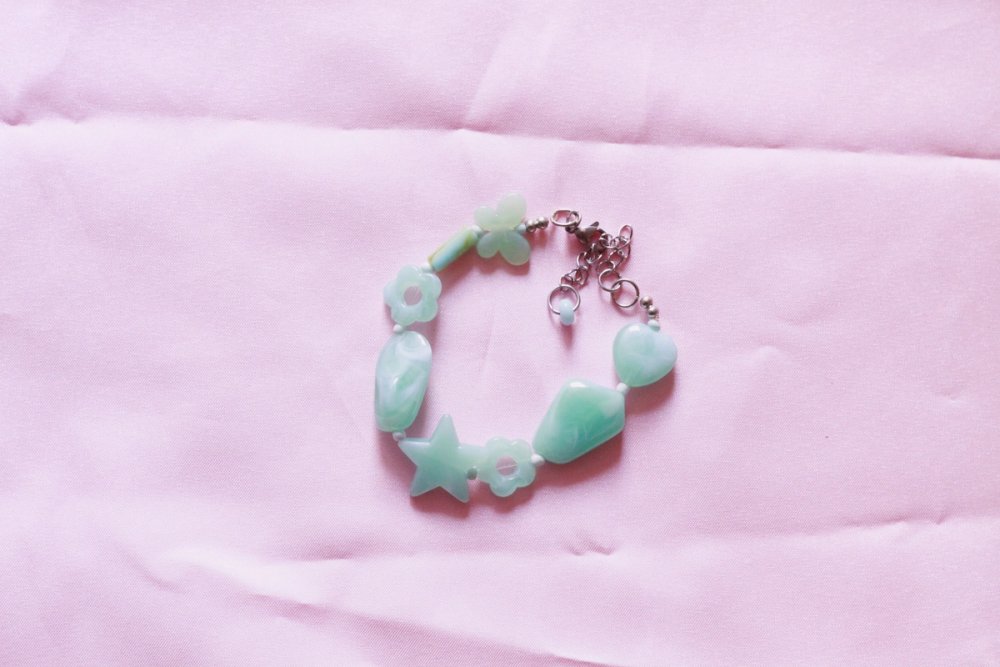 pulsera de cuentas de plástico en tonos celestes 