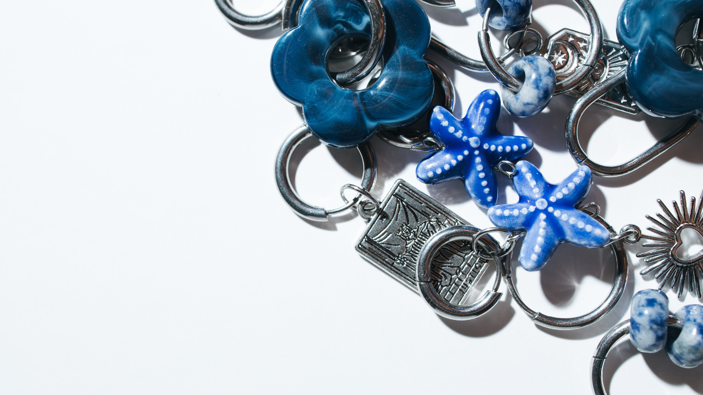Pendientes plateados de acero con estrella azul de WACHA