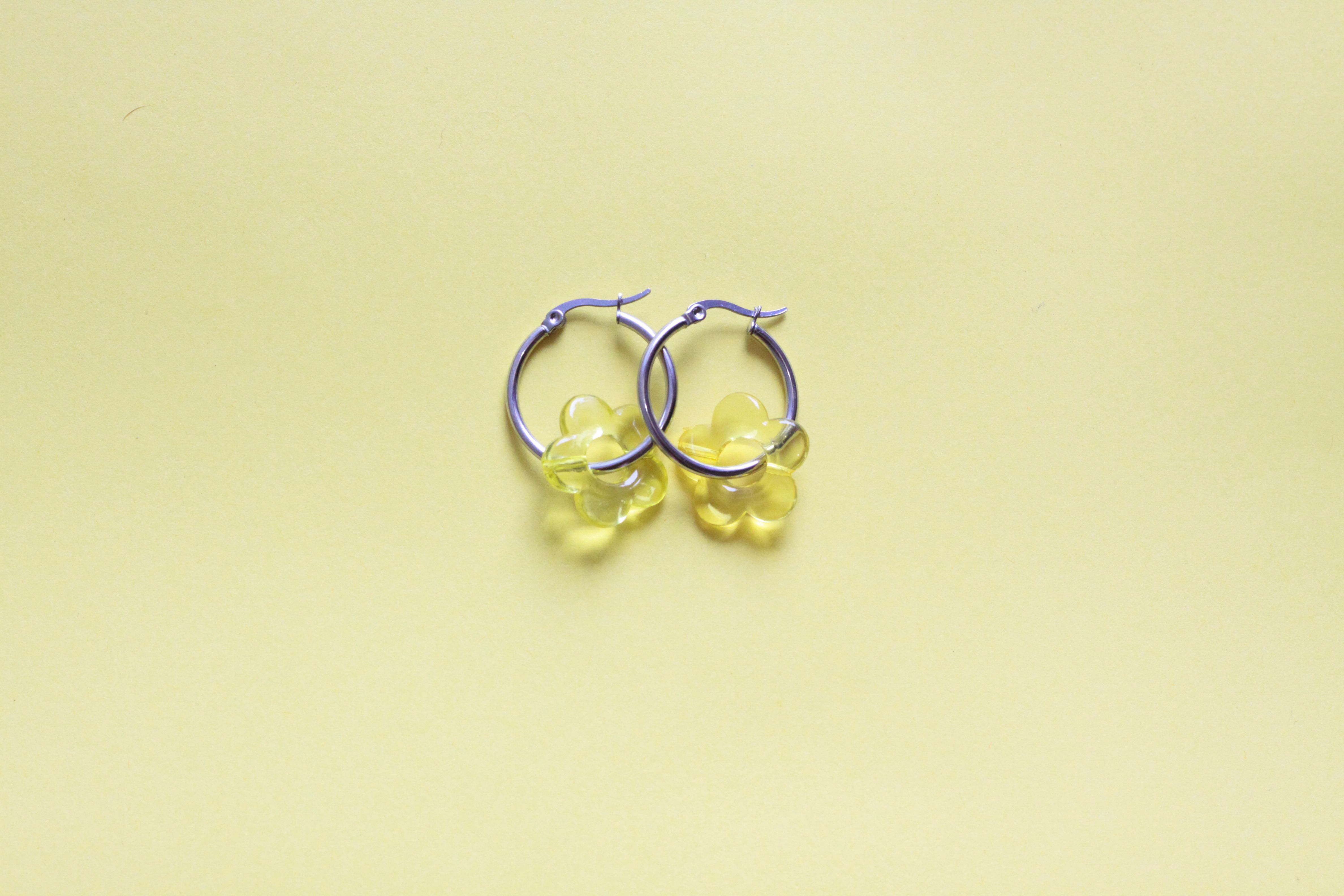 pendientes de acero con flor amarilla