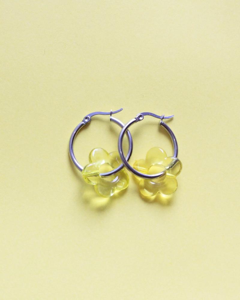 pendientes de acero con flor amarilla