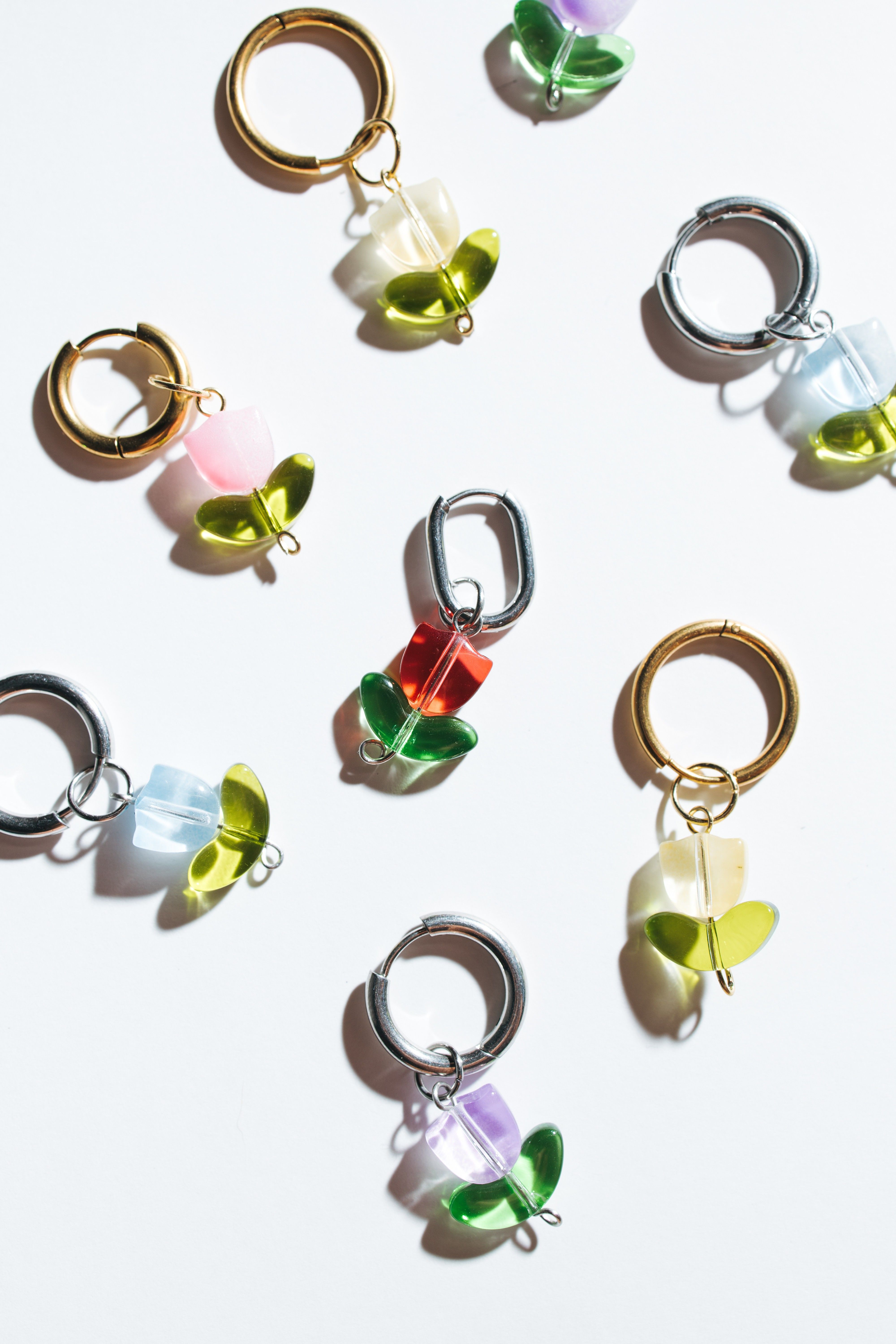 Pendientes de acero quirúrgico con flor, disponibles en varios colores