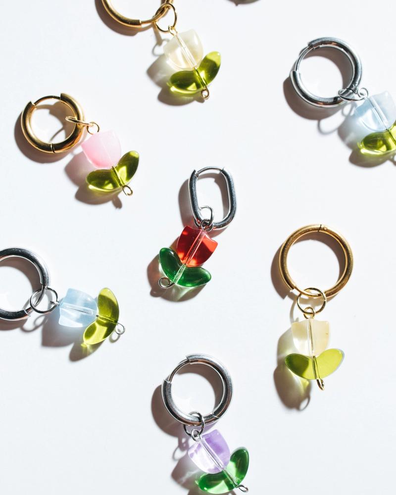 Pendientes de acero quirúrgico con flor, disponibles en varios colores