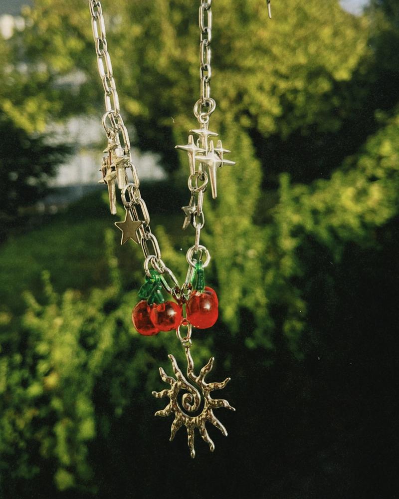 Collar palteado de acero y dijes en acero inoxidable y cerezas de plastico