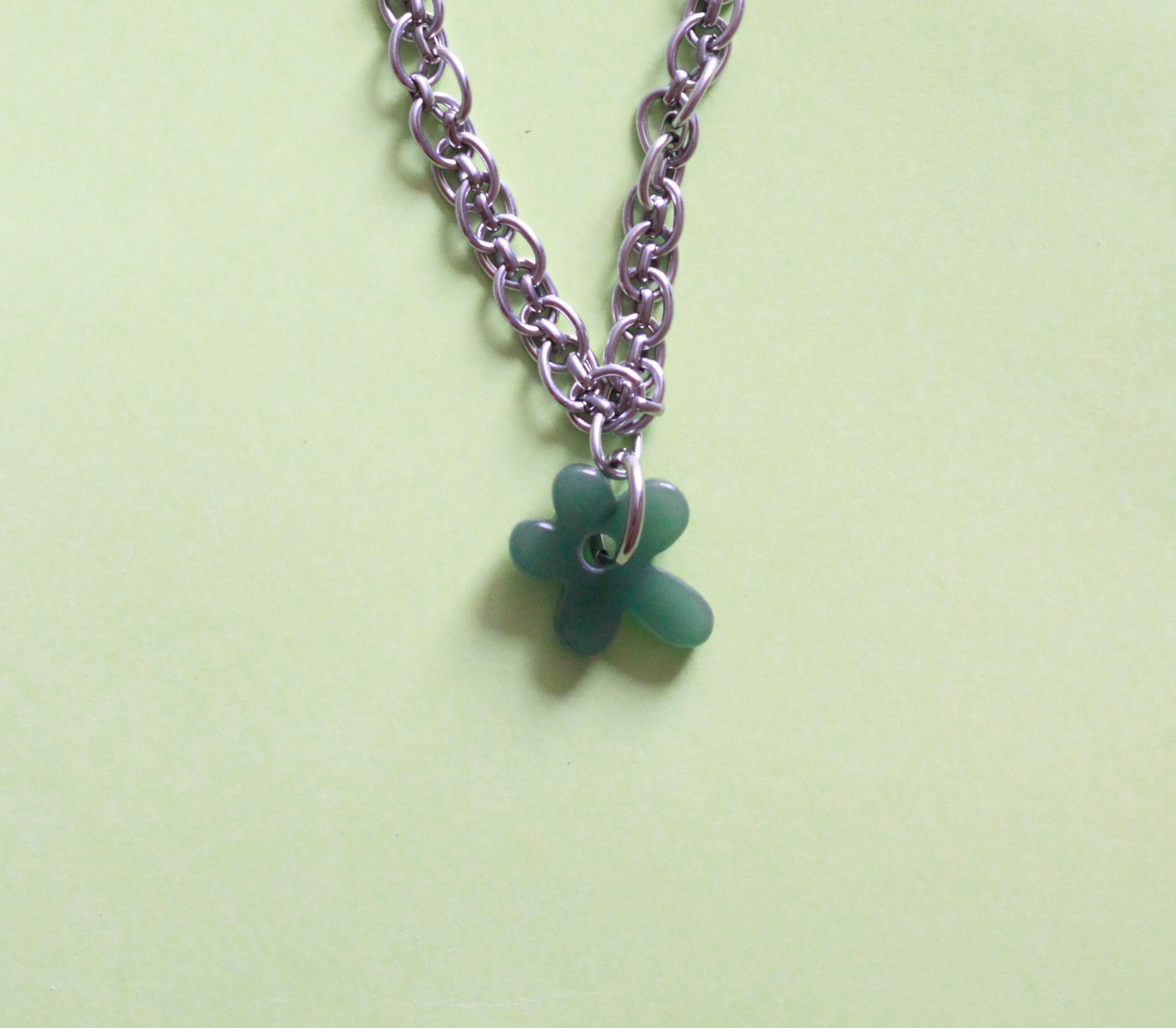 collar de cadena de acero inoxidable y flor de vidrio