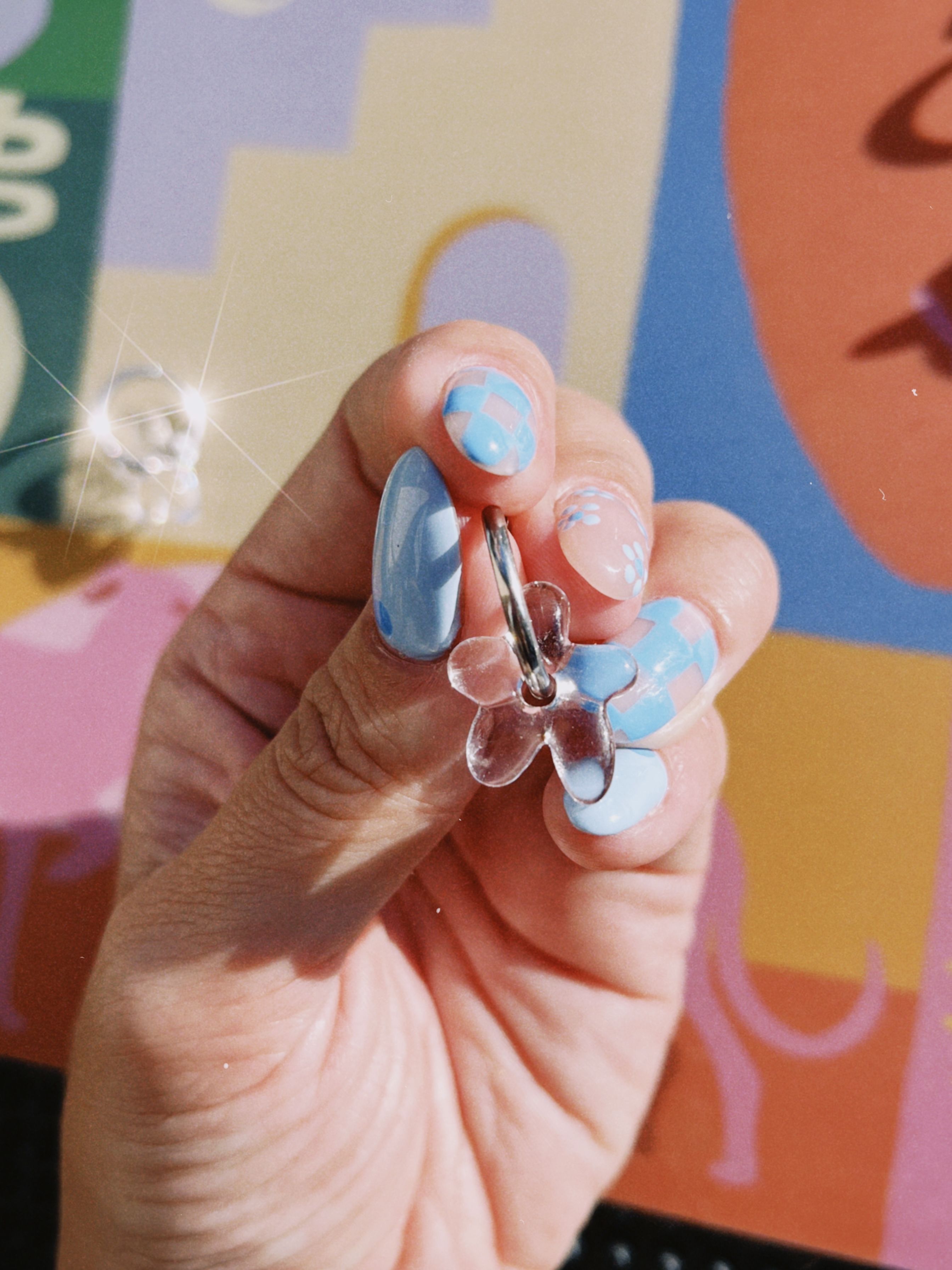 pendientes de acero inoxidable plateados con dije de flor transparente