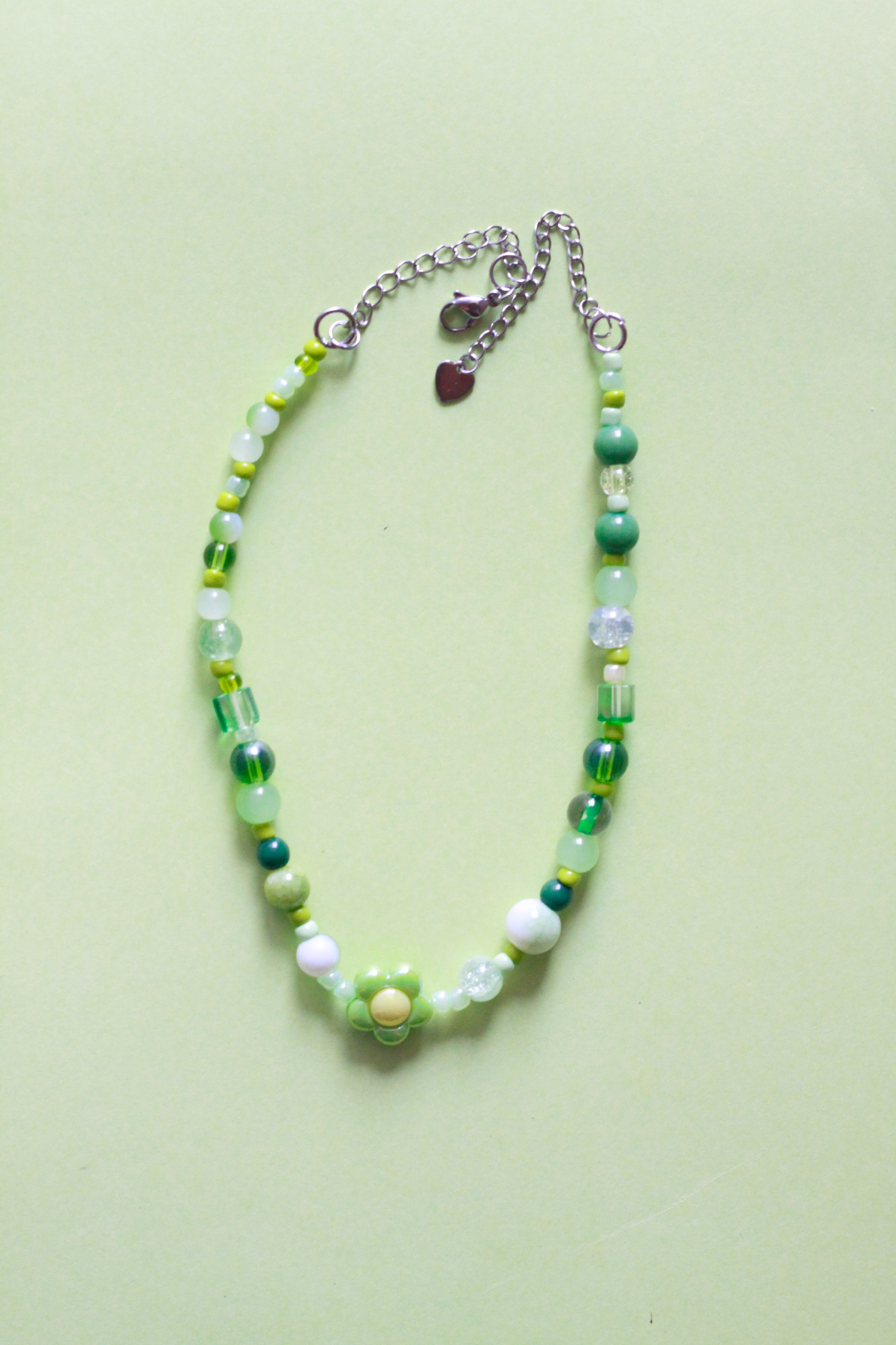 collar con piedras y cuentas en tonos de verde y cadena de acero