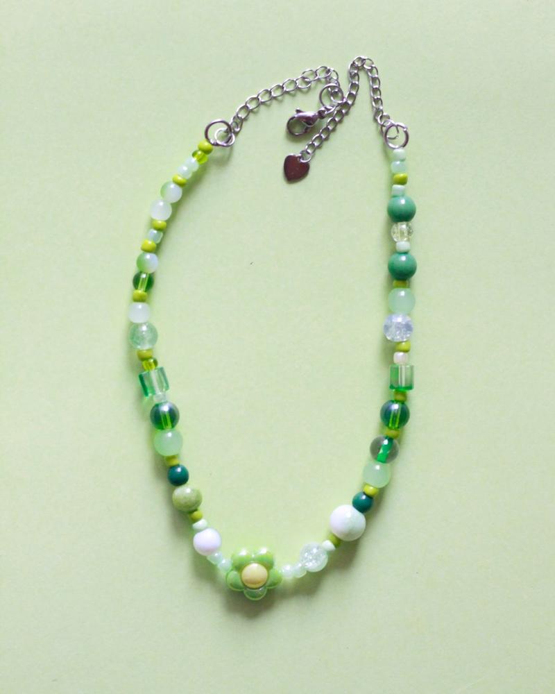 collar con piedras y cuentas en tonos de verde y cadena de acero