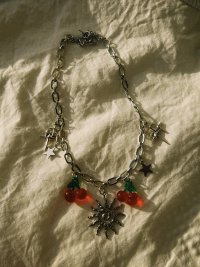 Collar palteado de acero y dijes en acero inoxidable y cerezas de plastico