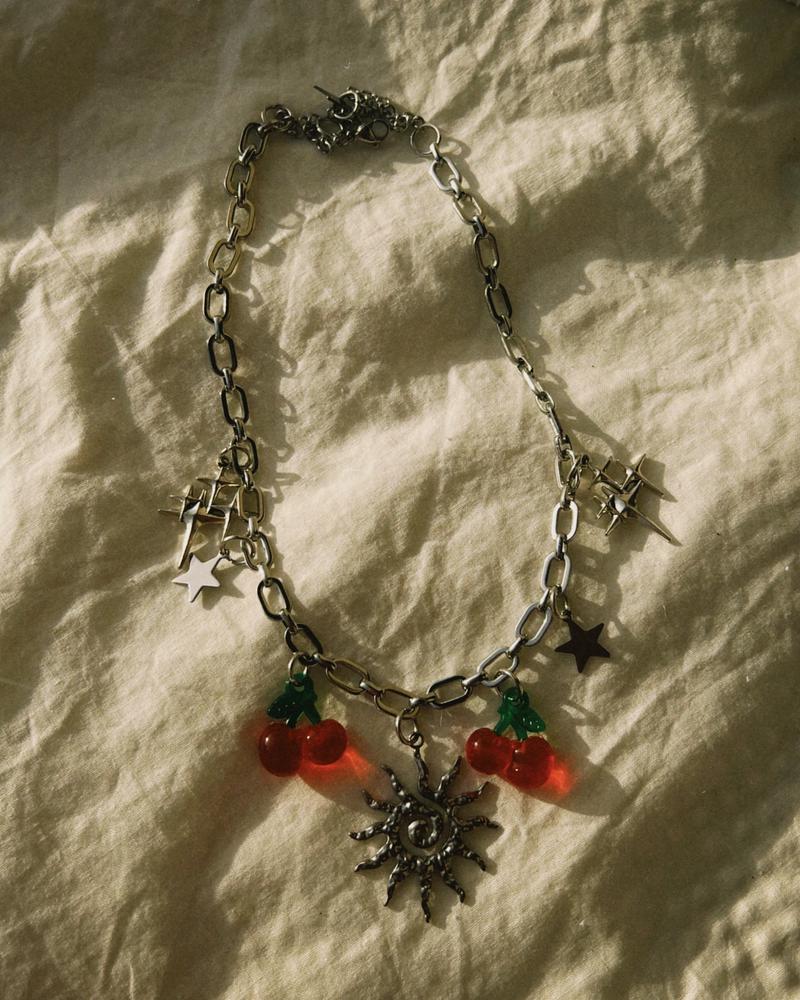 Collar palteado de acero y dijes en acero inoxidable y cerezas de plastico