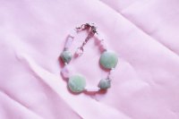pulsera de cuentas de plástico en tonos celestes y rosa