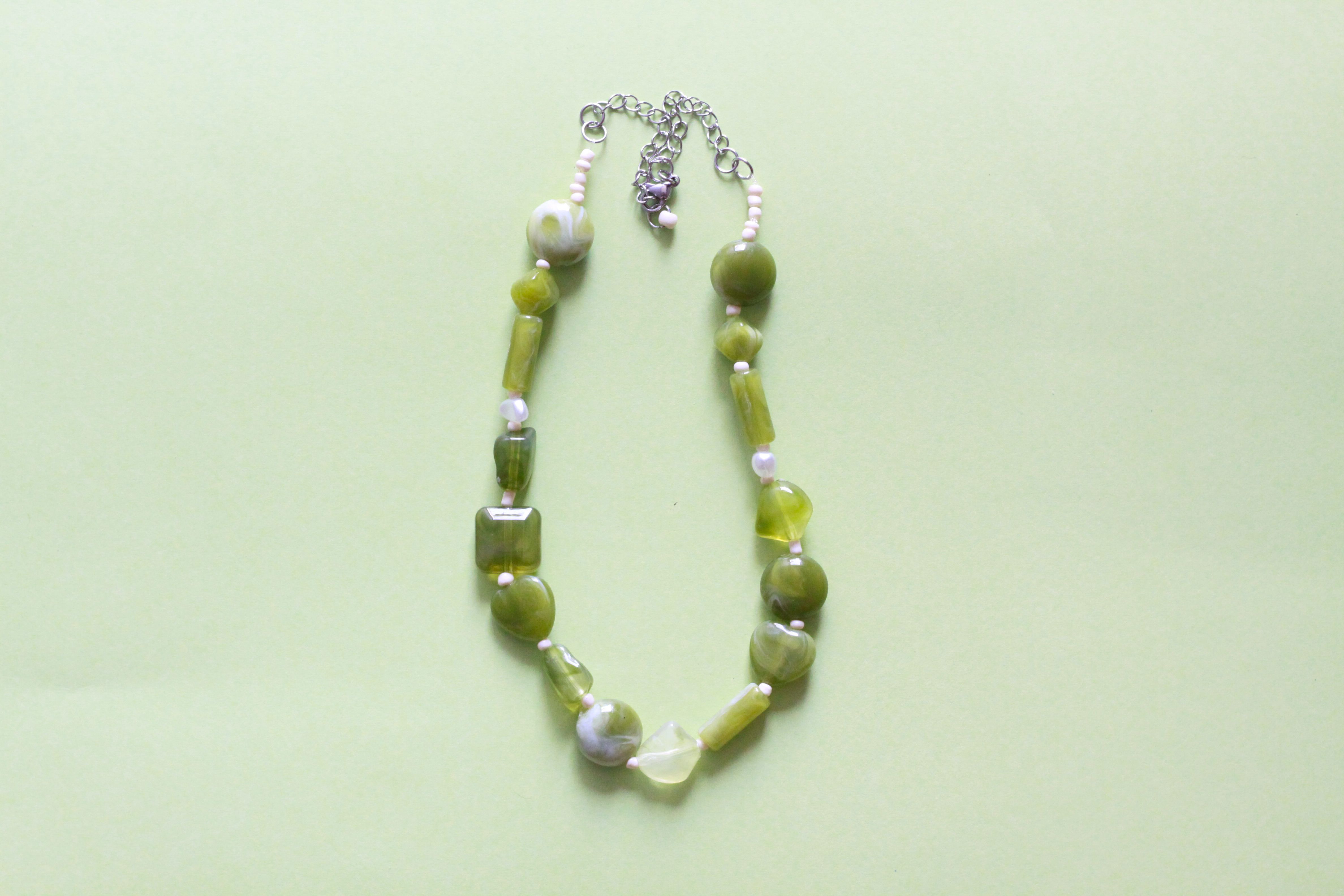collar de piedras y cuentas en verde con cadena de acero inoxidable