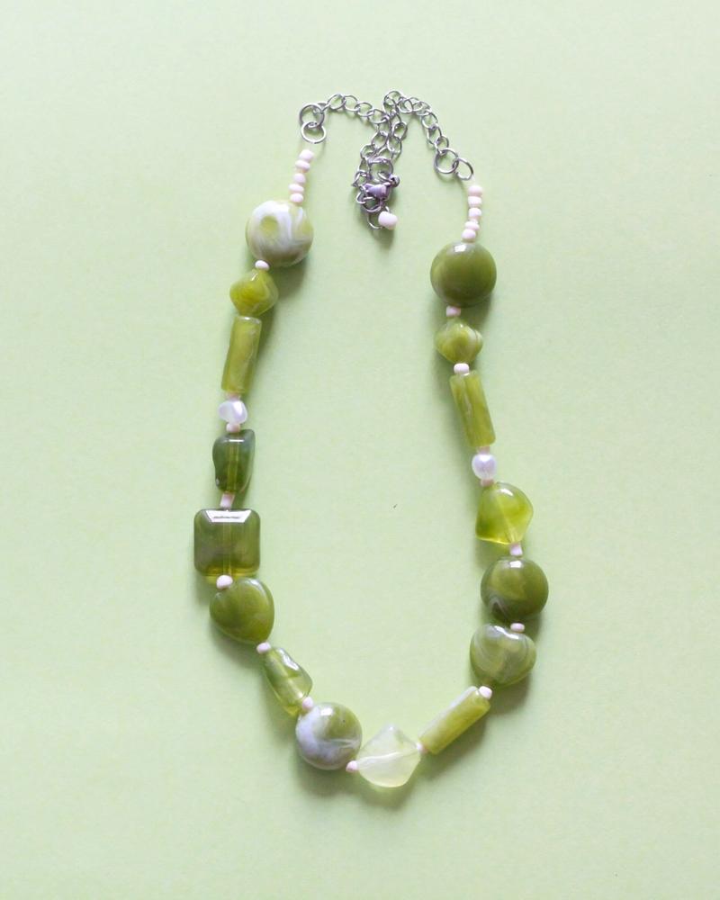 collar de piedras y cuentas en verde con cadena de acero inoxidable