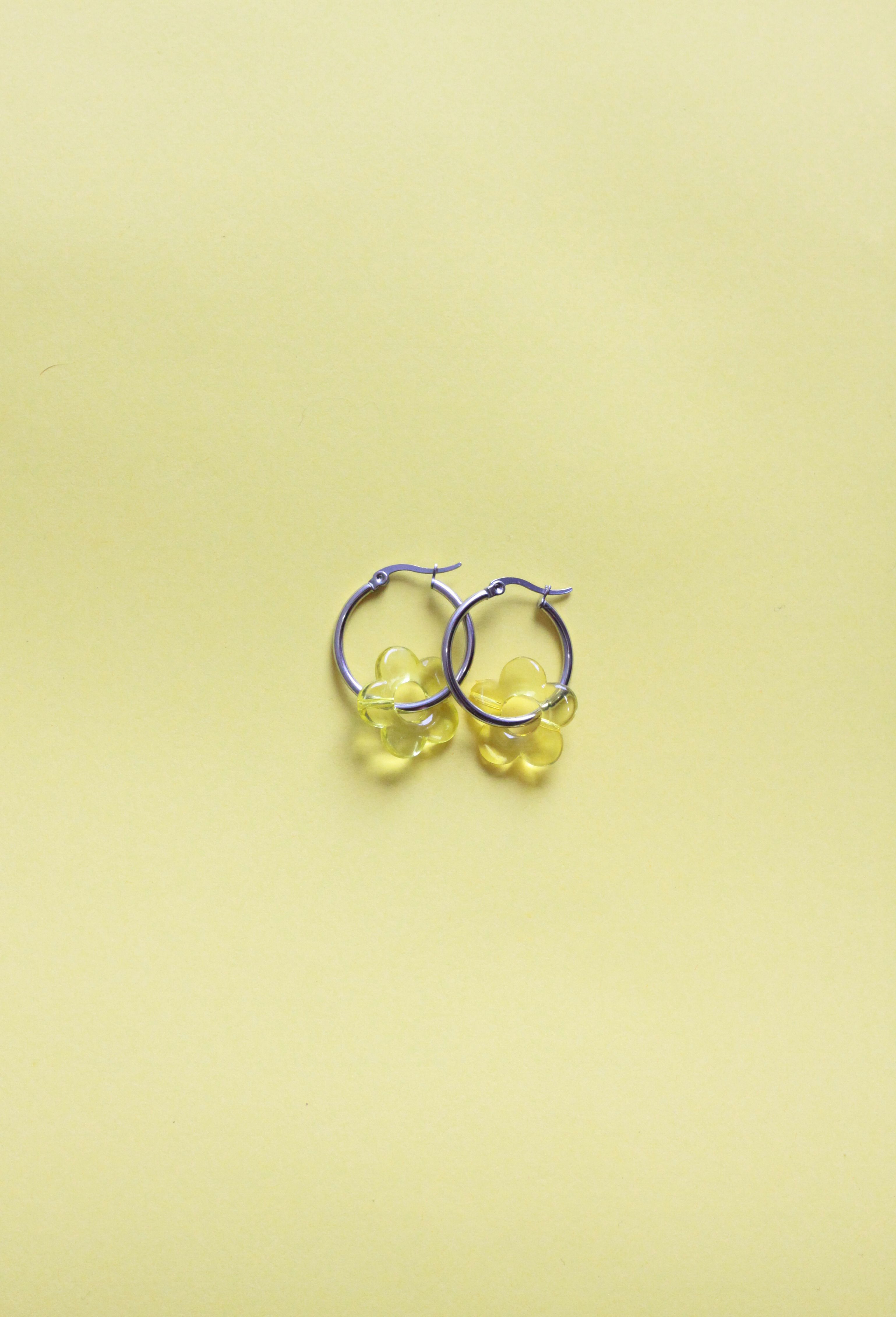 pendientes de acero con flor amarilla
