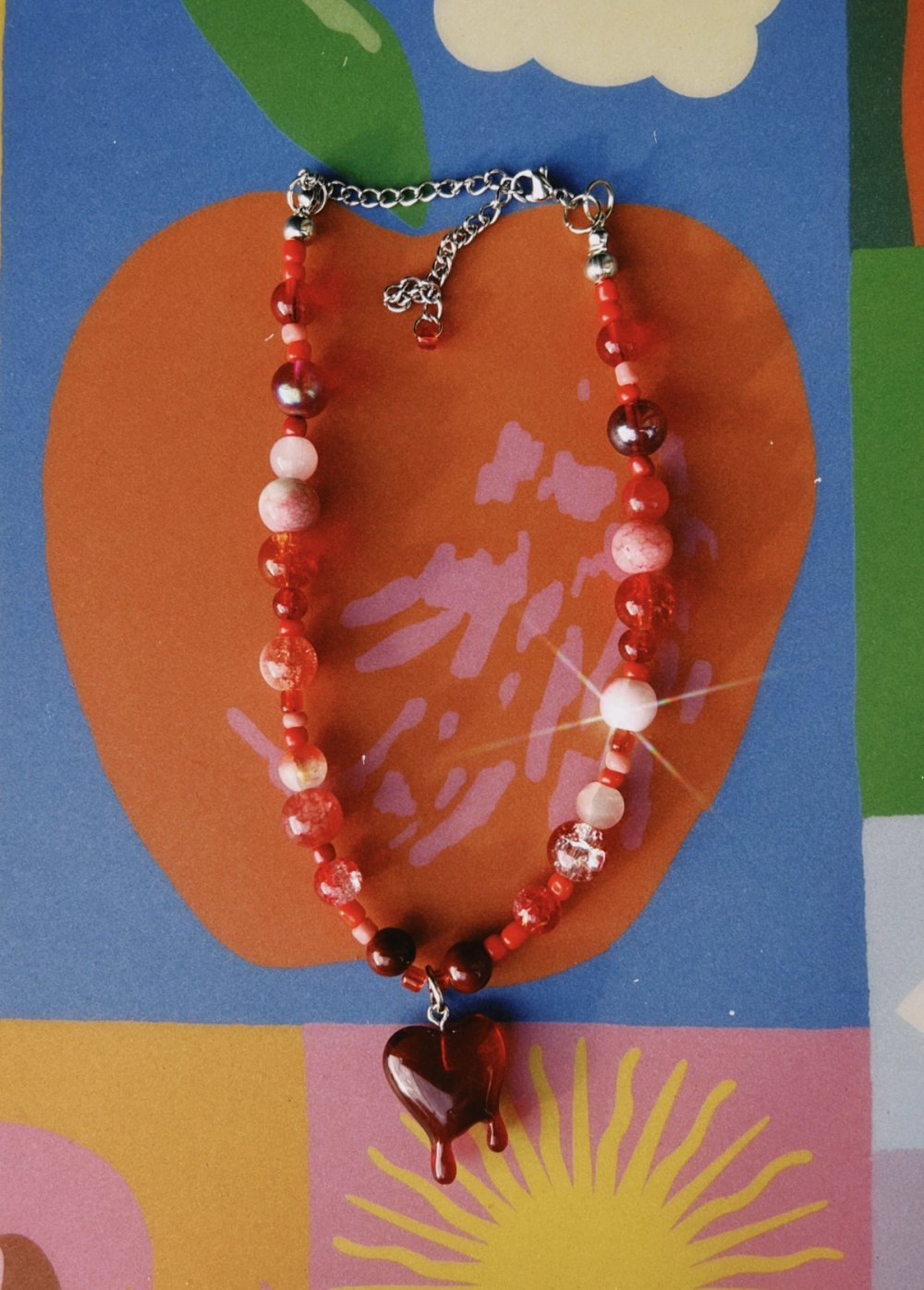 collar de piedras en tonos rojos con cadena de acero inoxidable