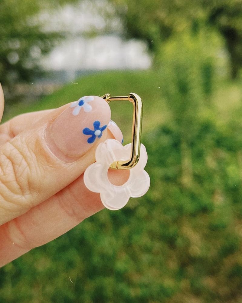 Pendientes plateados de acero inoxidable con dije de flor