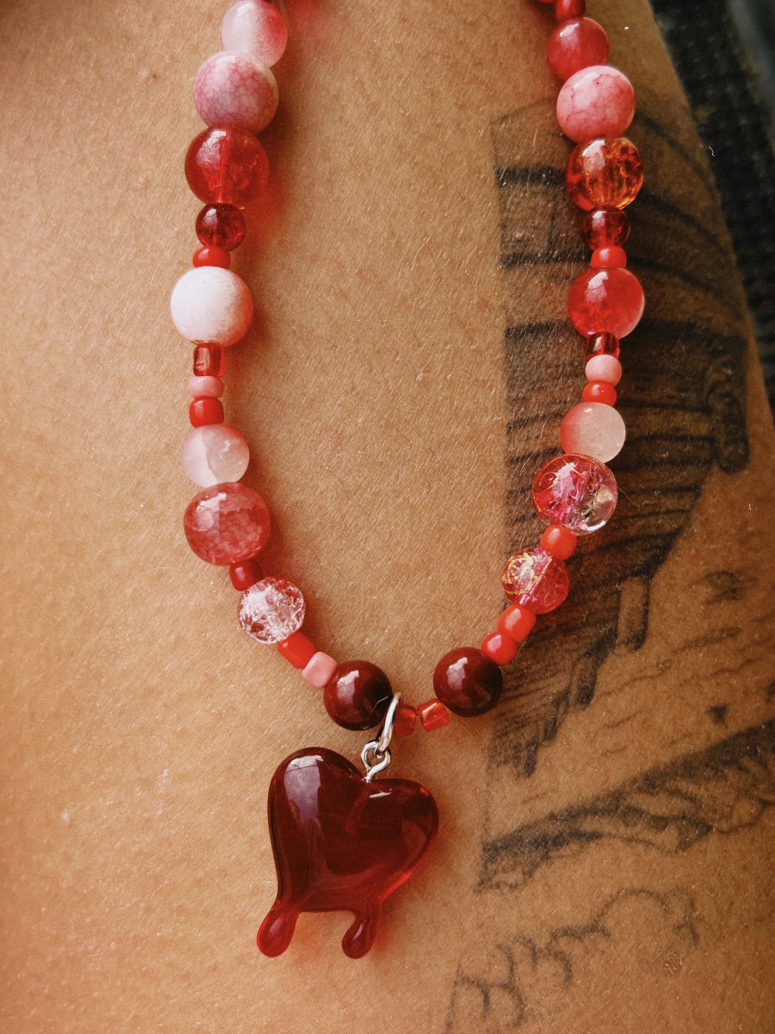 collar con cuentas en tonos de rojo y dije de corazón, cadenas de acero inoxidable 