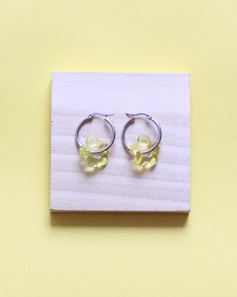 pendientes de acero con flor amarilla