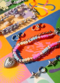 collar de cuentas redondas de tres colores