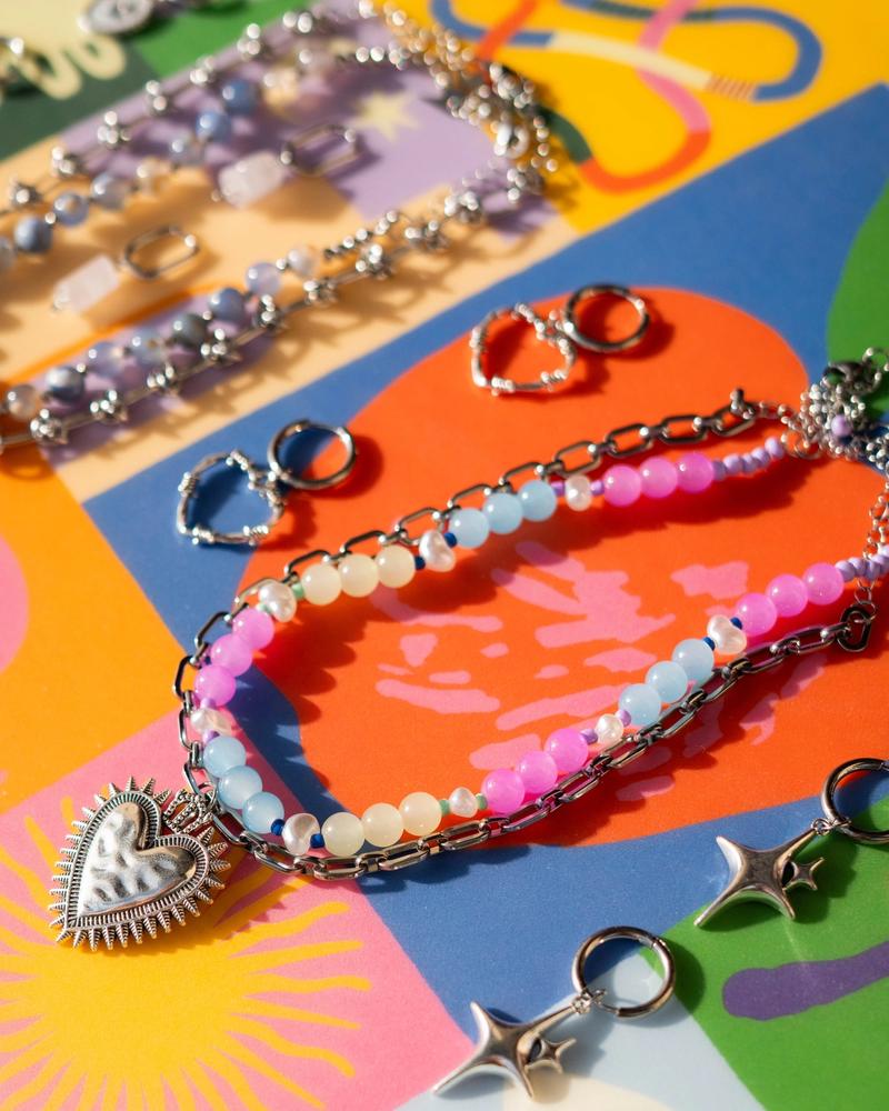collar de cuentas redondas de tres colores