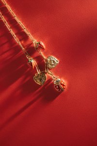 Collar dorado con fresas y mariquita