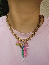collar con cadena de acero inoxidable dorado y dije charms en tonos de rosa