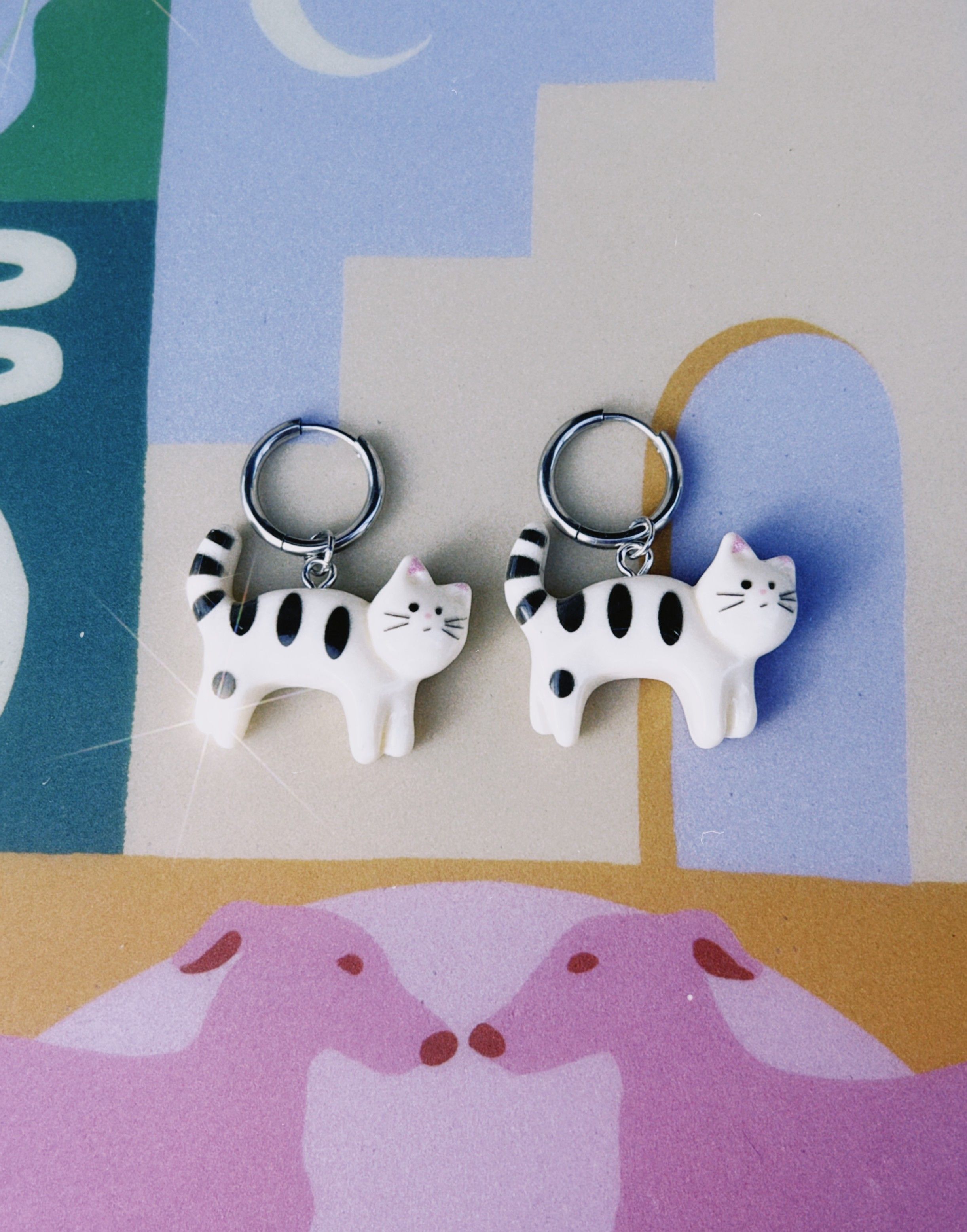 Pendientes dorados de acero inoxidable con dije de gatito