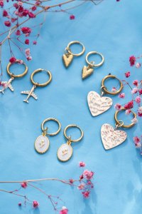 Pendientes dorados con dije corazón