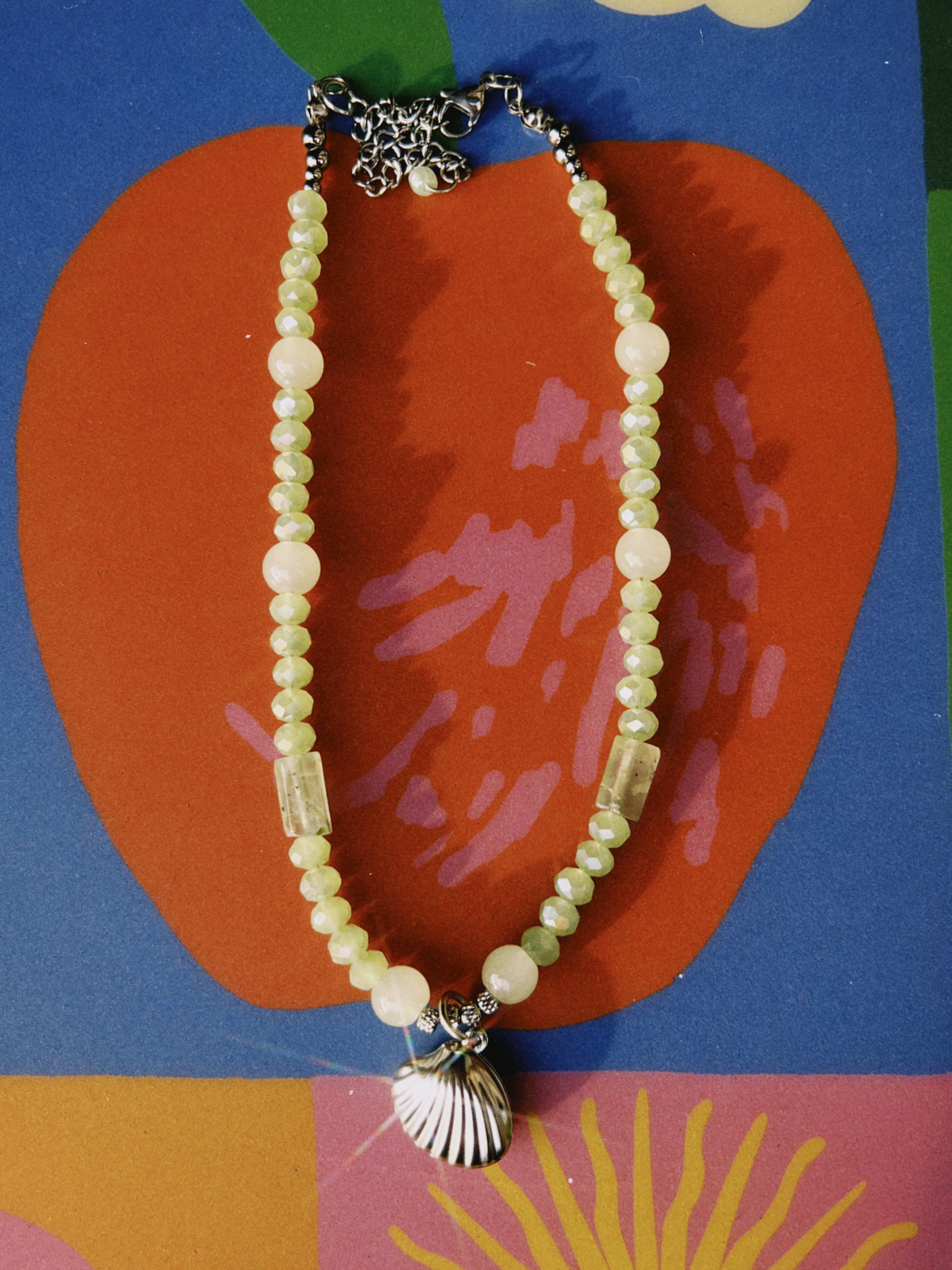 collar de cristal de roca verde claro y acero inoxidable
