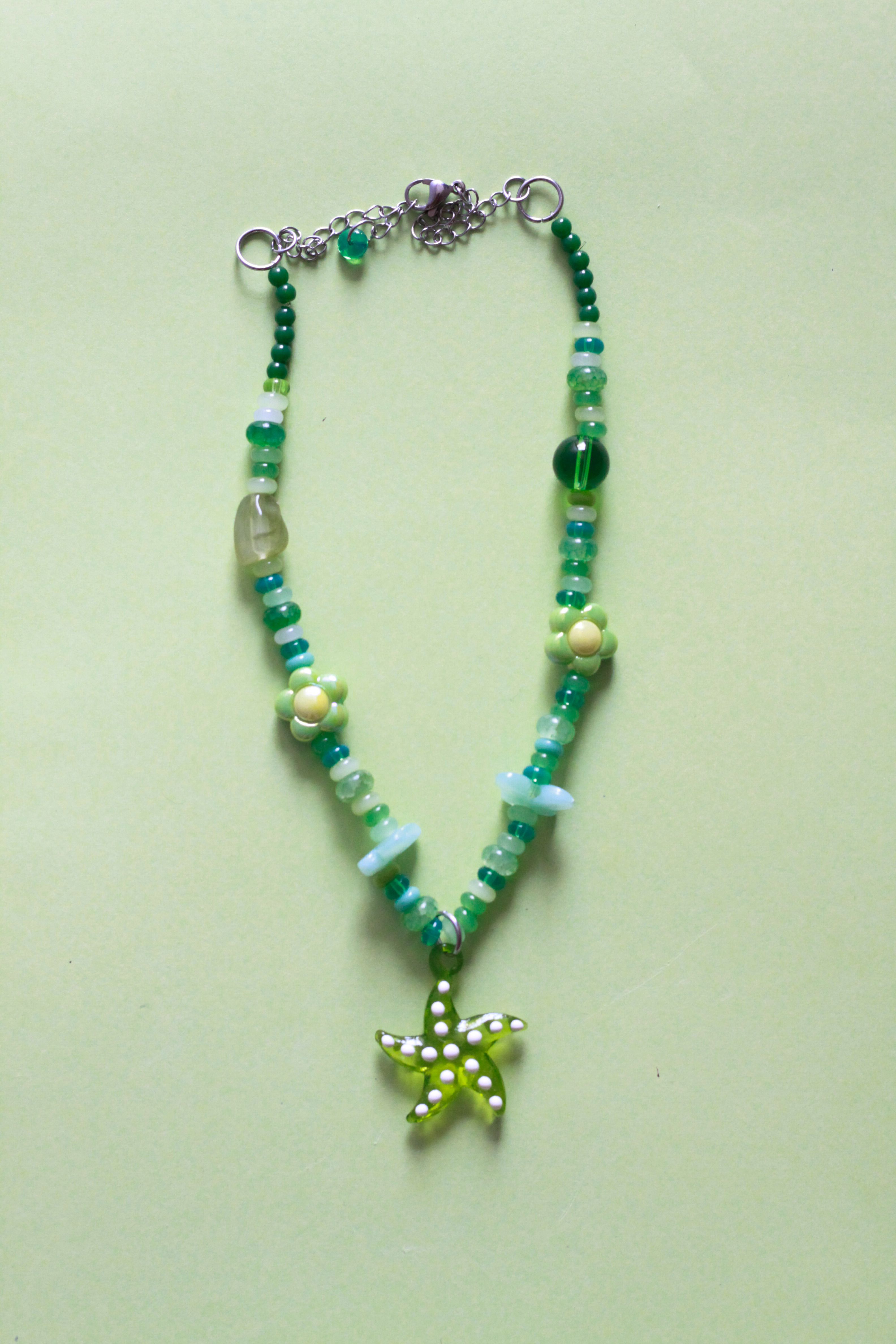 Collar de piedras verdes y dije de vidrio