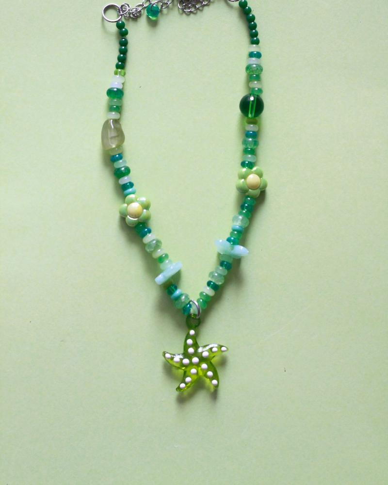 Collar de piedras verdes y dije de vidrio
