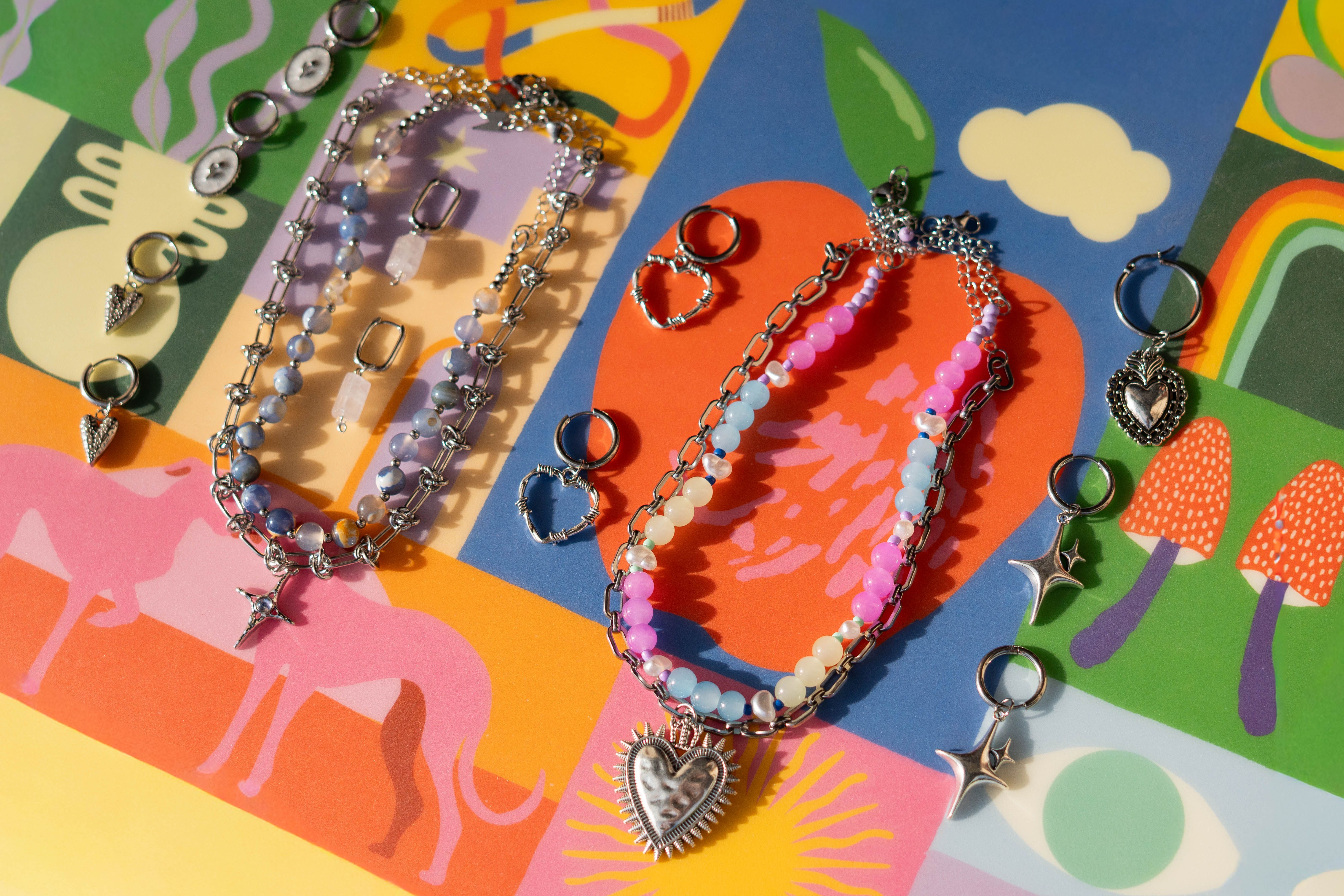 collar de cuentas de colores