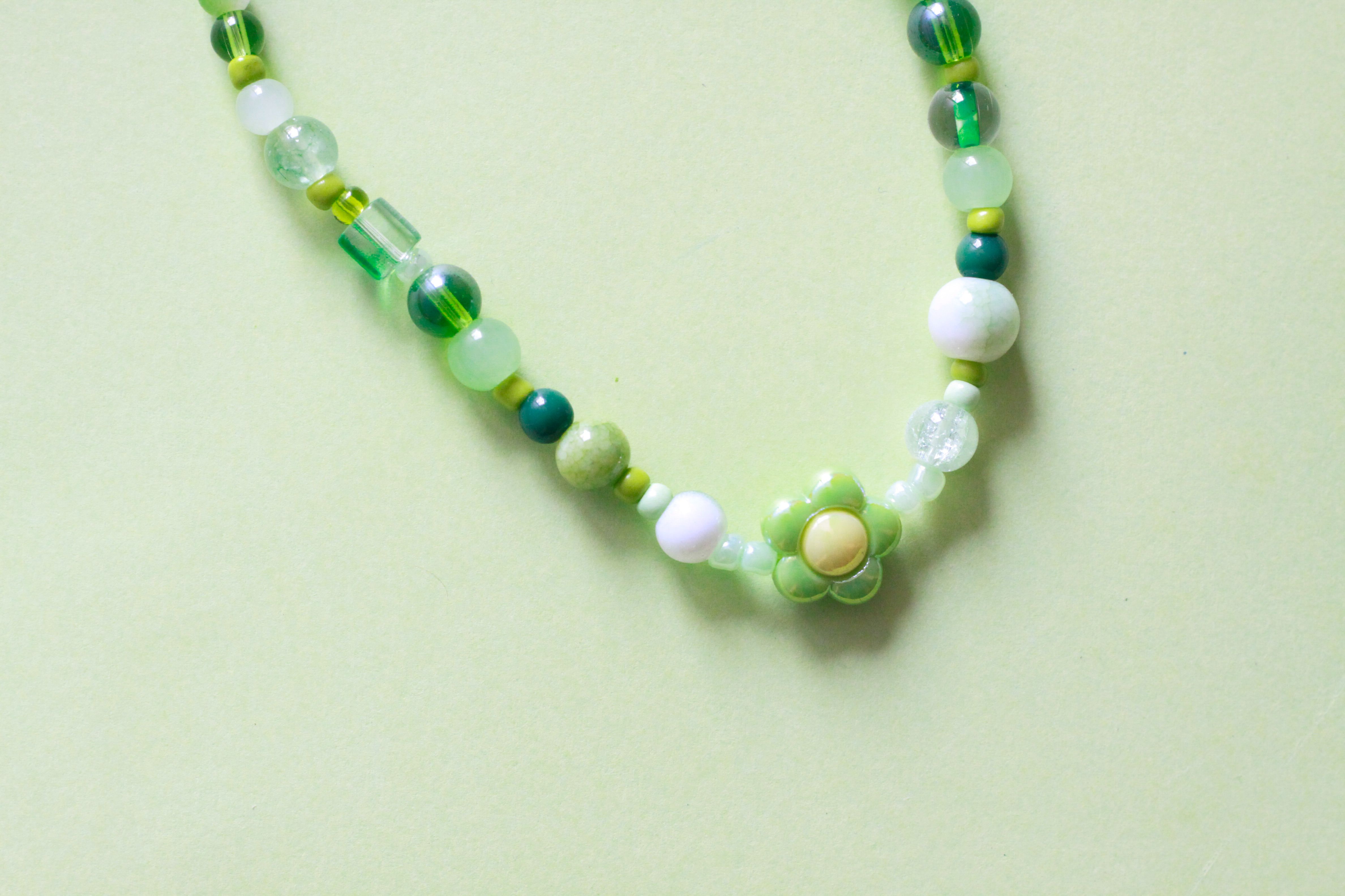 collar de piedras y cuentas verdes con cadena de acero