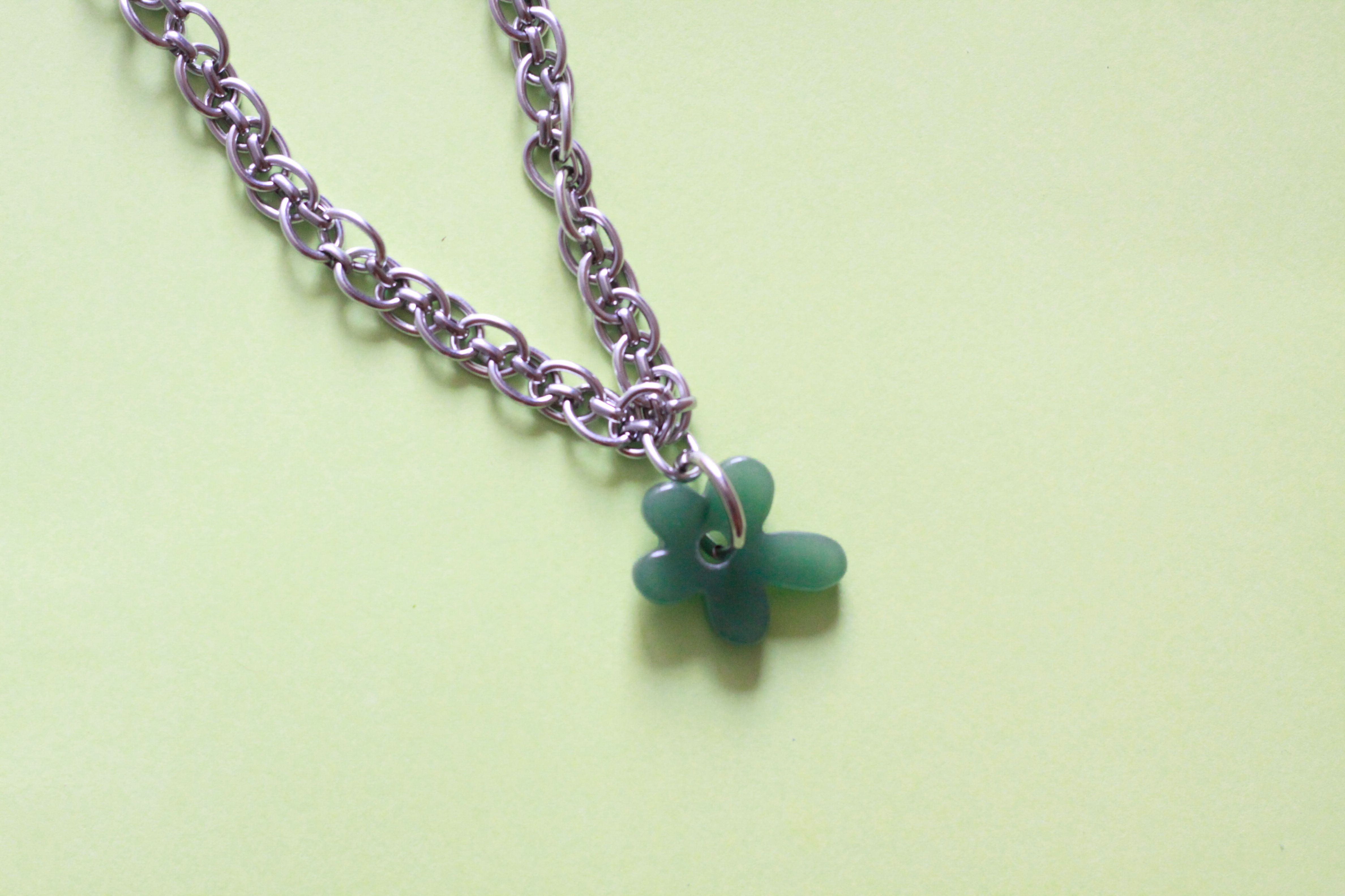 collar de cadena de acero inoxidable y flor de vidrio