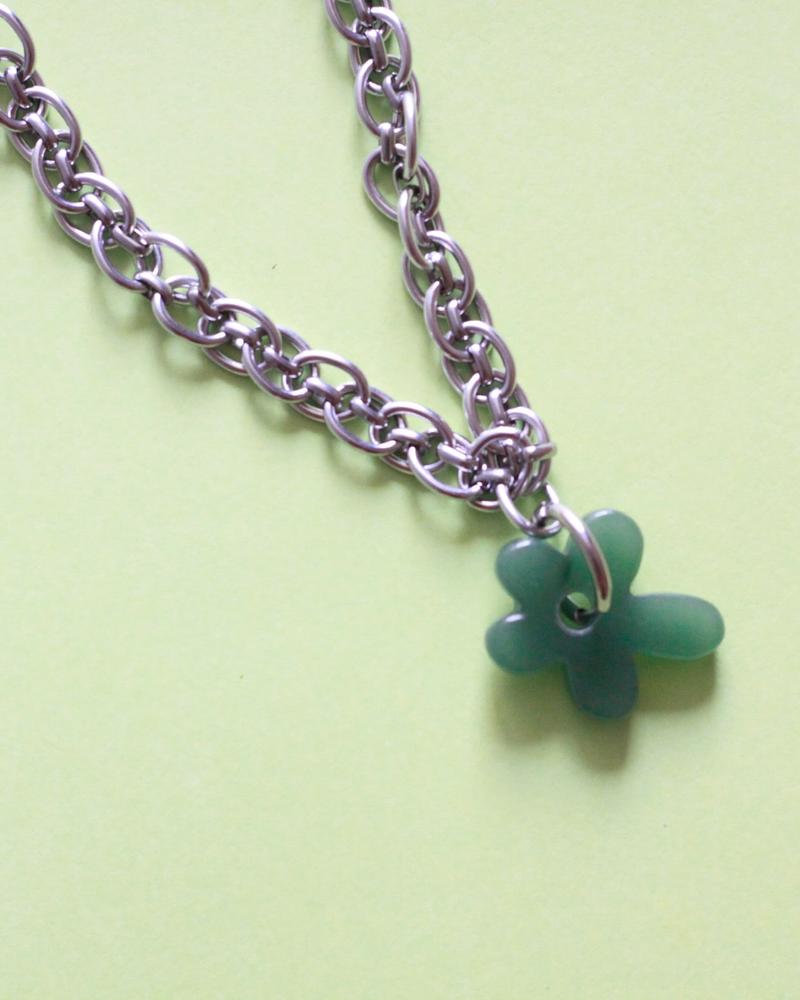 collar de cadena de acero inoxidable y flor de vidrio