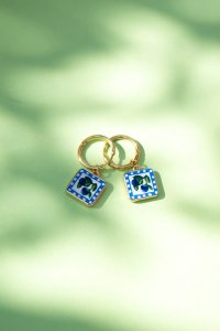 Pendientes dorados de acero inoxidable con dije arándanos 