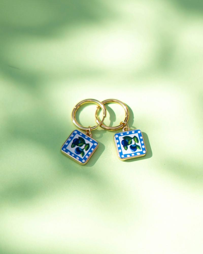 Pendientes dorados de acero inoxidable con dije arándanos