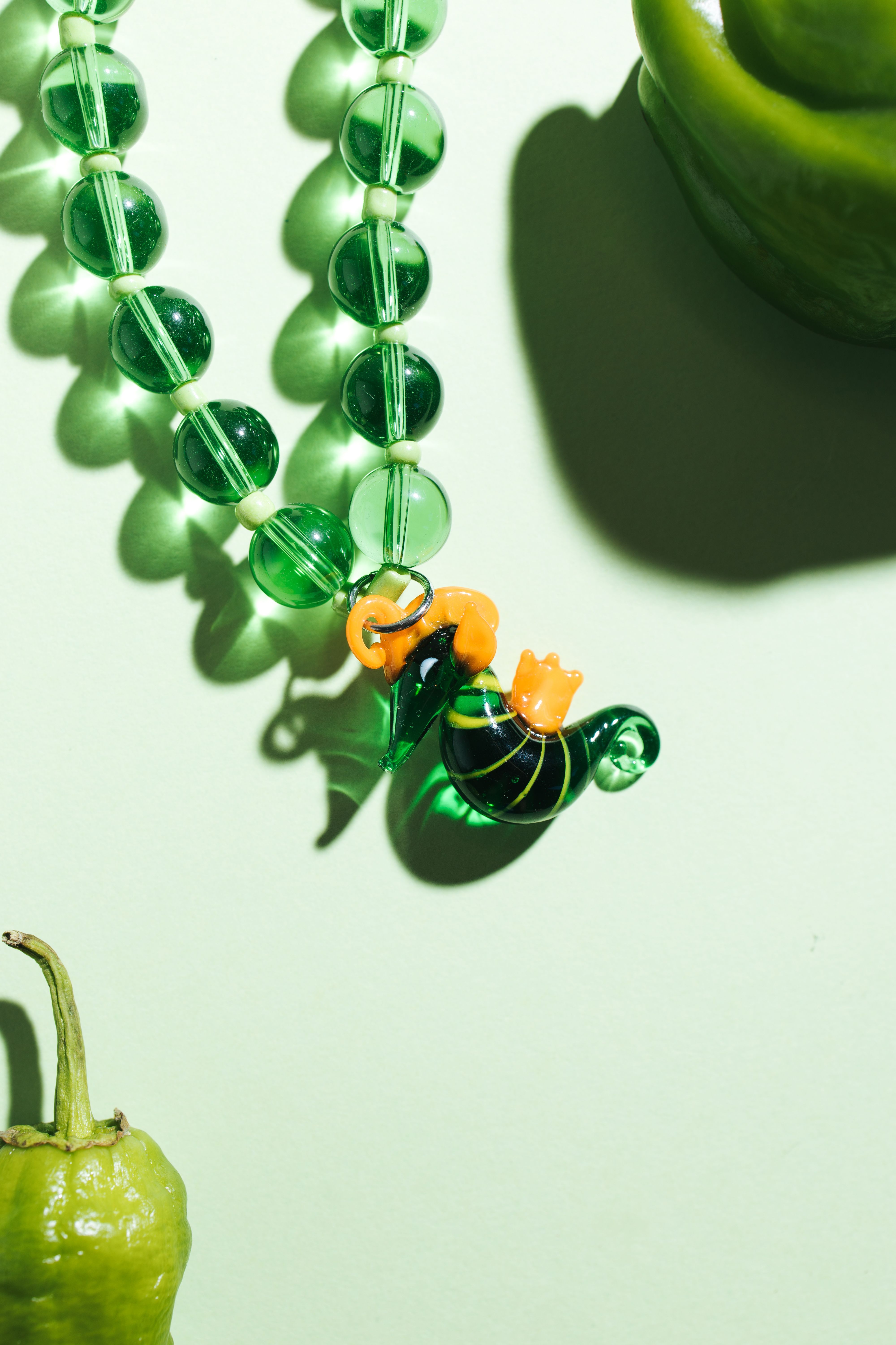 Collar de piedras verdes y dije de vidrio