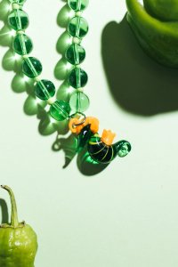 Collar de piedras verdes y dije de vidrio