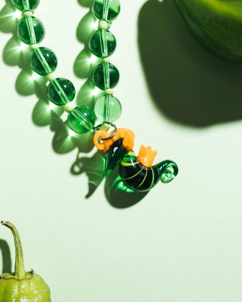 Collar de piedras verdes y dije de vidrio