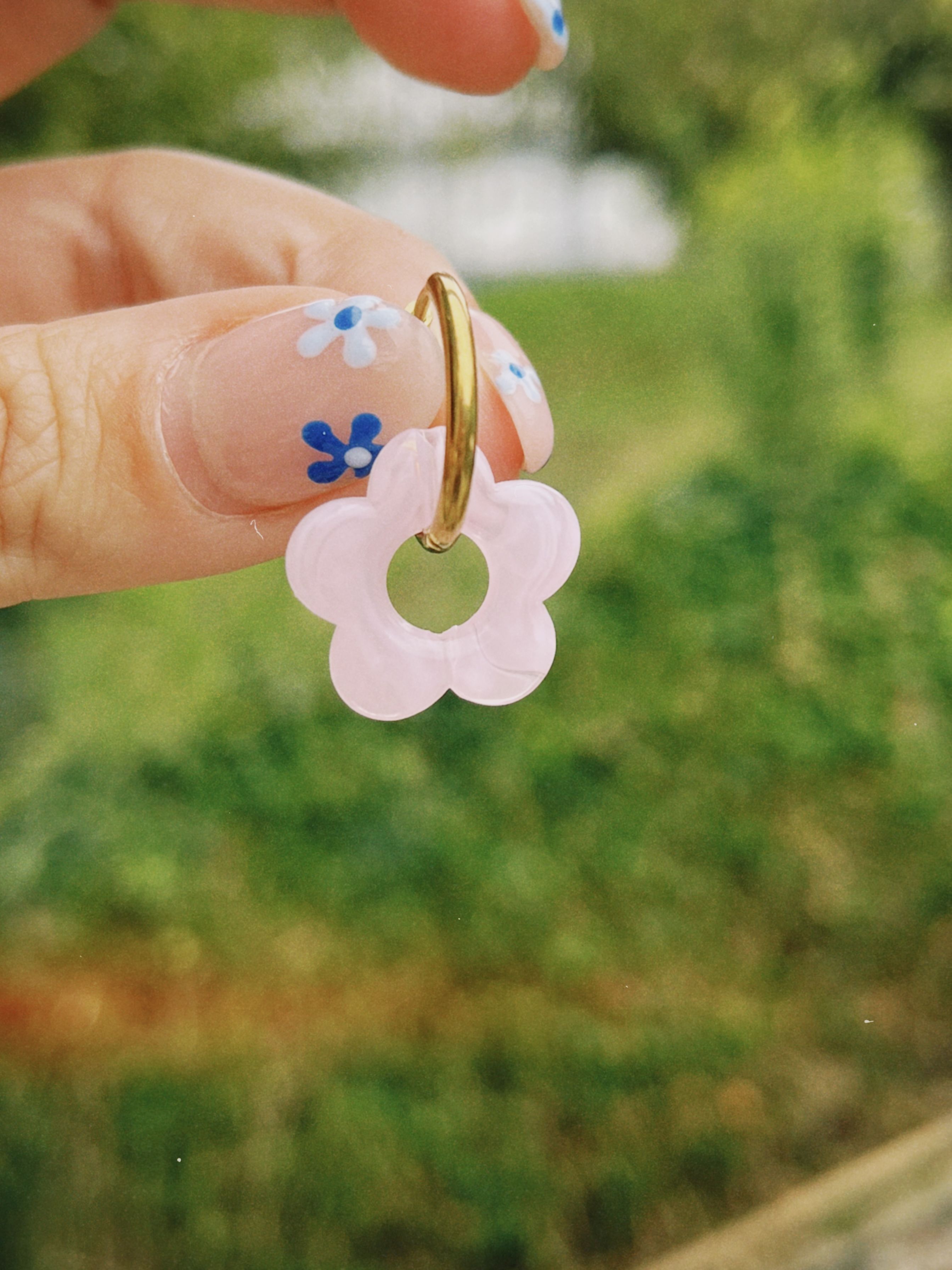 Pendientes plateados de acero inoxidable con dije de flor