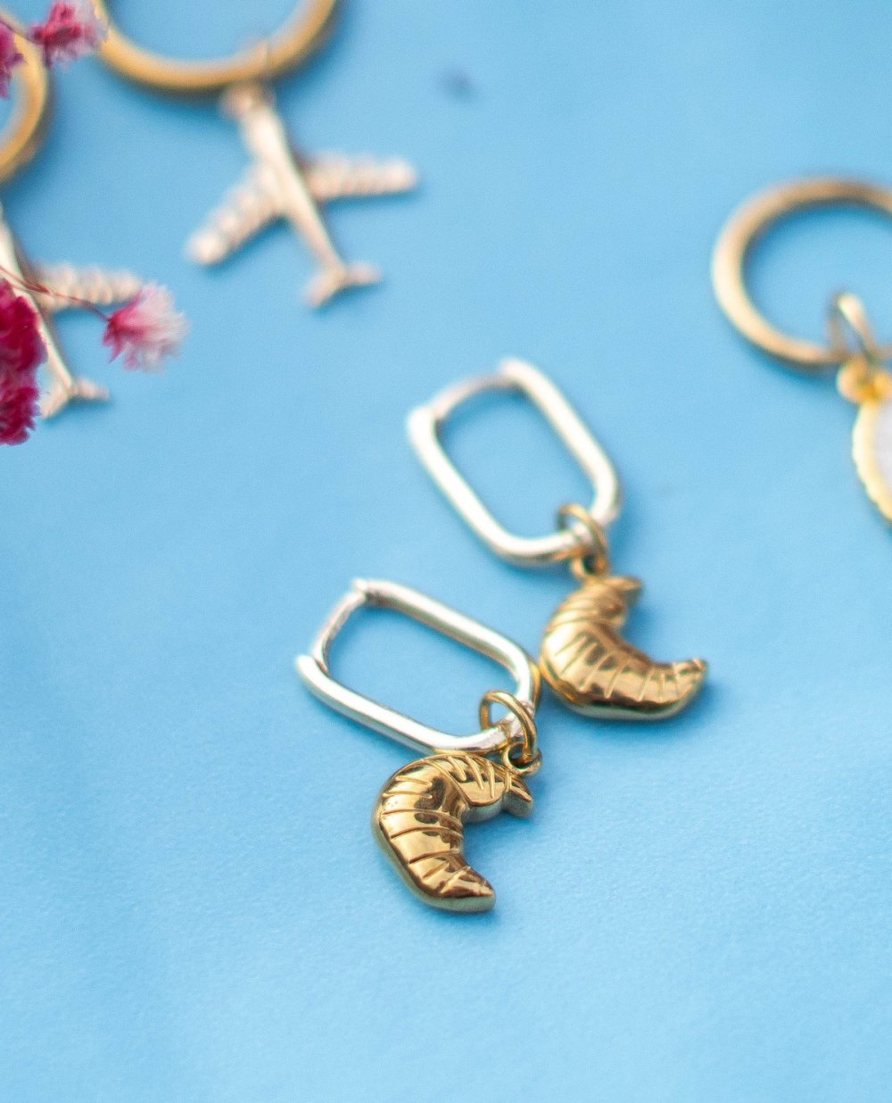 Pendientes dorados de acero inoxidable con dije croissant