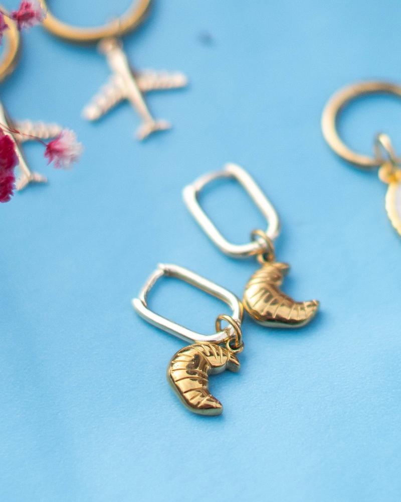 Pendientes dorados de acero inoxidable con dije croissant